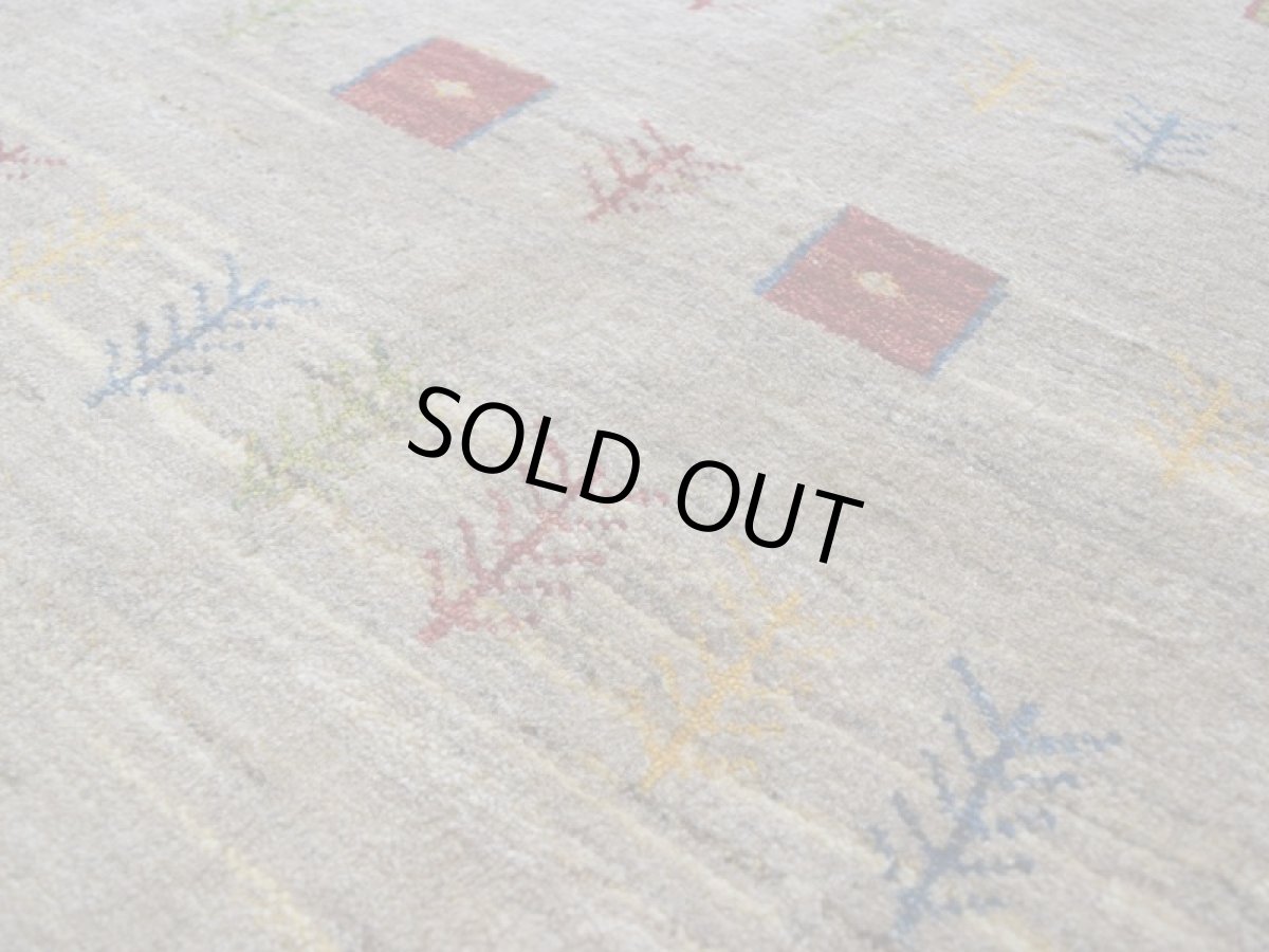 画像10: 新品 ペルシャ ギャッベ 縦2m 横1.5m 3㎡ 〜3帖 リビング ダイニング 2-3人掛けソファ サイズ 196 × 151 cm No.1938 肉厚 天然 草木染 ウール ギャベ 手織り ハンドメイド ラグ 絨毯 カーペット リビングダイニングルームやベッドサイドに ライトグレー ベージュ 原毛系 n-1938-196151s732-013 (10)