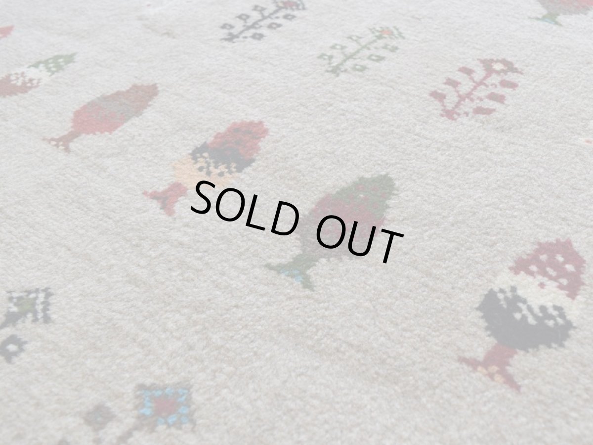 画像10: 新品 ペルシャ ギャッベ 縦2m 横1.4m 2.6㎡ リビング ダイニング 2-3人掛けソファ サイズ 183 × 138 cm No.R430 肉厚 天然 ウール ギャベ 手織り ハンドメイド ラグ 絨毯 カーペット リビングダイニングルームやベッドサイドに ライトグレー ベージュ 生命の樹 糸杉 植物柄 n-r430-183138h031-071 (10)