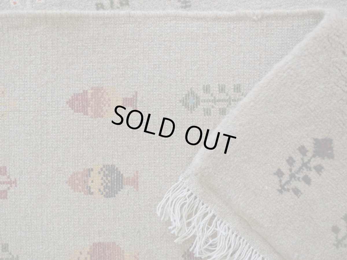 画像16: 新品 ペルシャ ギャッベ 縦2m 横1.4m 2.6㎡ リビング ダイニング 2-3人掛けソファ サイズ 183 × 138 cm No.R430 肉厚 天然 ウール ギャベ 手織り ハンドメイド ラグ 絨毯 カーペット リビングダイニングルームやベッドサイドに ライトグレー ベージュ 生命の樹 糸杉 植物柄 n-r430-183138h031-071 (16)