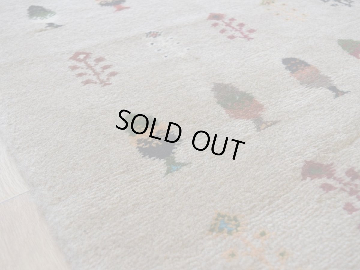 画像13: 新品 ペルシャ ギャッベ 縦2m 横1.4m 2.6㎡ リビング ダイニング 2-3人掛けソファ サイズ 183 × 138 cm No.R430 肉厚 天然 ウール ギャベ 手織り ハンドメイド ラグ 絨毯 カーペット リビングダイニングルームやベッドサイドに ライトグレー ベージュ 生命の樹 糸杉 植物柄 n-r430-183138h031-071 (13)