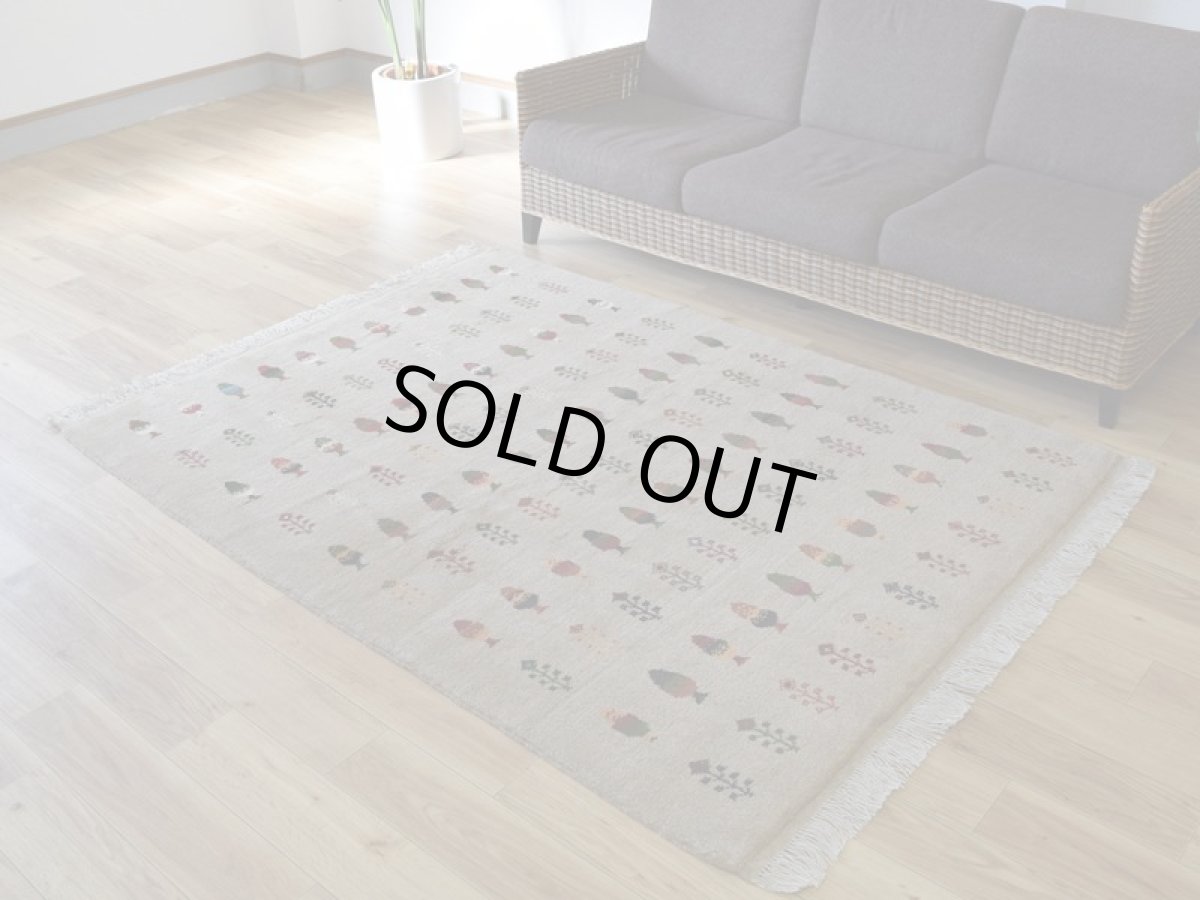 画像2: 新品 ペルシャ ギャッベ 縦2m 横1.4m 2.6㎡ リビング ダイニング 2-3人掛けソファ サイズ 183 × 138 cm No.R430 肉厚 天然 ウール ギャベ 手織り ハンドメイド ラグ 絨毯 カーペット リビングダイニングルームやベッドサイドに ライトグレー ベージュ 生命の樹 糸杉 植物柄 n-r430-183138h031-071 (2)
