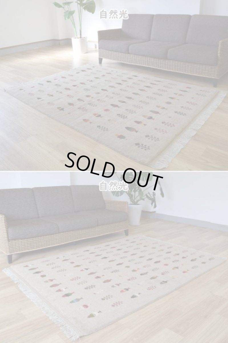 画像5: 新品 ペルシャ ギャッベ 縦2m 横1.4m 2.6㎡ リビング ダイニング 2-3人掛けソファ サイズ 183 × 138 cm No.R430 肉厚 天然 ウール ギャベ 手織り ハンドメイド ラグ 絨毯 カーペット リビングダイニングルームやベッドサイドに ライトグレー ベージュ 生命の樹 糸杉 植物柄 n-r430-183138h031-071 (5)