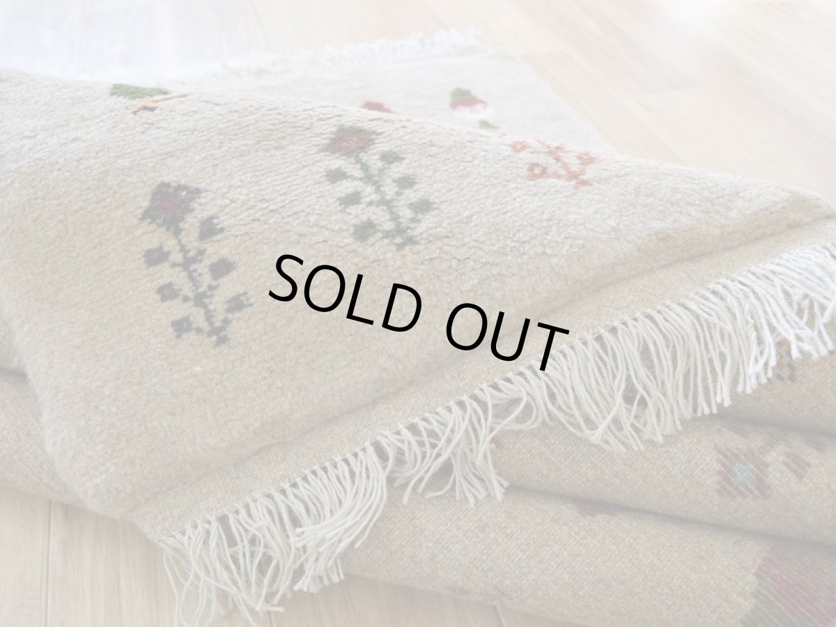 画像15: 新品 ペルシャ ギャッベ 縦2m 横1.4m 2.6㎡ リビング ダイニング 2-3人掛けソファ サイズ 183 × 138 cm No.R430 肉厚 天然 ウール ギャベ 手織り ハンドメイド ラグ 絨毯 カーペット リビングダイニングルームやベッドサイドに ライトグレー ベージュ 生命の樹 糸杉 植物柄 n-r430-183138h031-071 (15)