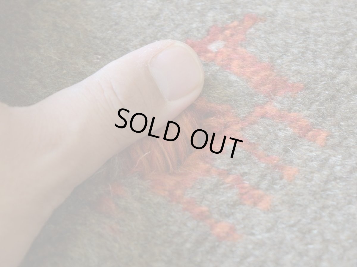 画像12: 新品 ペルシャ ギャッベ 縦2m 横1.6m 3㎡ 〜3帖 リビング ダイニング 2-3人掛けソファ サイズ 197 × 152 cm No.R426 肉厚 天然 ウール ギャベ 手織り ハンドメイド ラグ 絨毯 カーペット リビングダイニングルームやベッドサイドに ライトブラウン 茶 グレー n-r426-197152h051-002 (12)