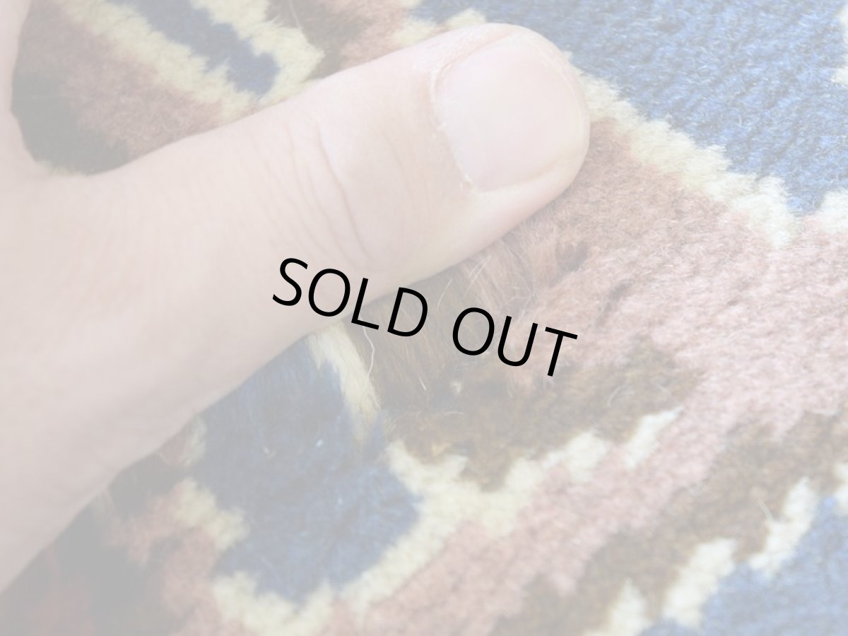 画像12: 新品 ペルシャ ギャッベ 縦2m 横1.4m 2.7㎡ リビング ダイニング 2-3人掛けソファ サイズ 190 × 140 cm No.RH12 肉厚 天然 ウール ギャベ 手織り ハンドメイド ラグ 絨毯 カーペット リビングダイニングルームやベッドサイドに ネイビー ブルー 生命の樹 ザクロ 柄 n-rh12-190140h041-081 (12)