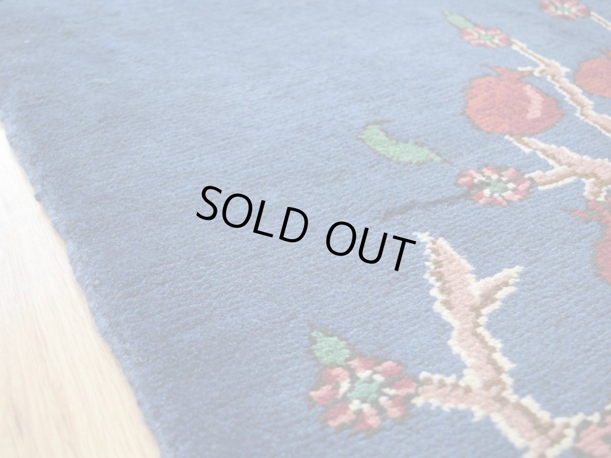 画像13: 新品 ペルシャ ギャッベ 縦2m 横1.4m 2.7㎡ リビング ダイニング 2-3人掛けソファ サイズ 190 × 140 cm No.RH12 肉厚 天然 ウール ギャベ 手織り ハンドメイド ラグ 絨毯 カーペット リビングダイニングルームやベッドサイドに ネイビー ブルー 生命の樹 ザクロ 柄 n-rh12-190140h041-081 (13)