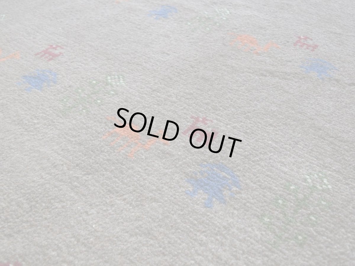 画像10: 新品 ペルシャ ギャッベ 縦2m 横1.6m 3㎡ 〜3帖 リビング ダイニング 2-3人掛けソファ サイズ 197 × 152 cm No.R426 肉厚 天然 ウール ギャベ 手織り ハンドメイド ラグ 絨毯 カーペット リビングダイニングルームやベッドサイドに ライトブラウン 茶 グレー n-r426-197152h051-002 (10)