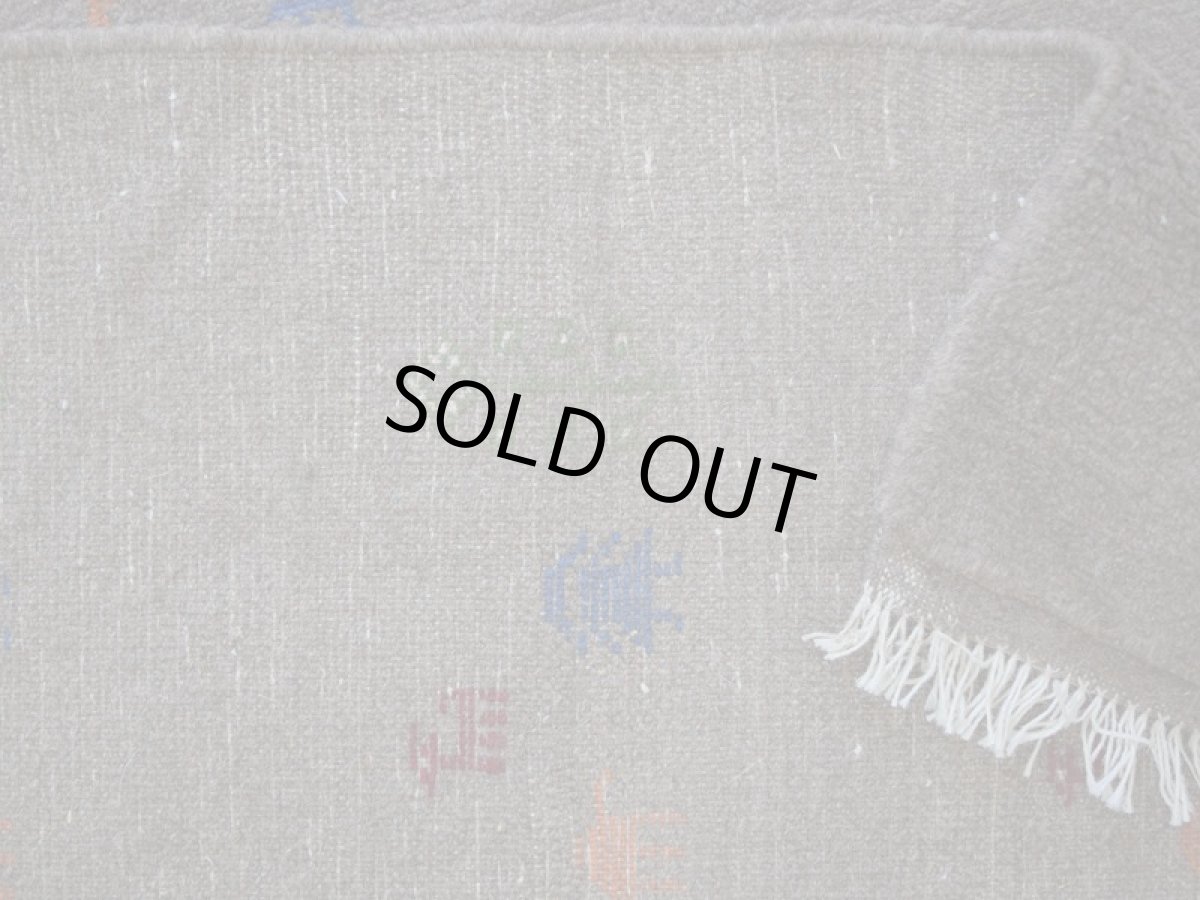 画像16: 新品 ペルシャ ギャッベ 縦2m 横1.6m 3㎡ 〜3帖 リビング ダイニング 2-3人掛けソファ サイズ 197 × 152 cm No.R426 肉厚 天然 ウール ギャベ 手織り ハンドメイド ラグ 絨毯 カーペット リビングダイニングルームやベッドサイドに ライトブラウン 茶 グレー n-r426-197152h051-002 (16)