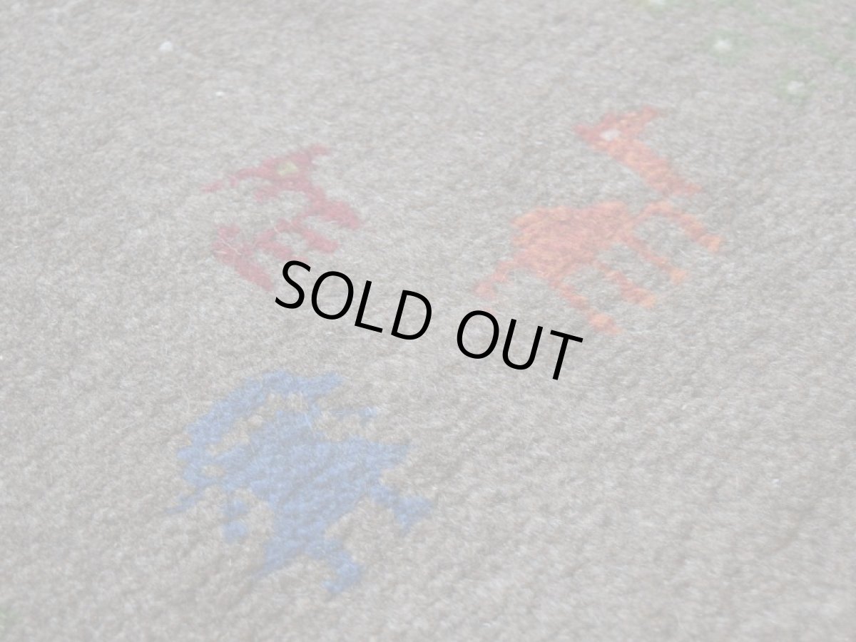 画像11: 新品 ペルシャ ギャッベ 縦2m 横1.6m 3㎡ 〜3帖 リビング ダイニング 2-3人掛けソファ サイズ 197 × 152 cm No.R426 肉厚 天然 ウール ギャベ 手織り ハンドメイド ラグ 絨毯 カーペット リビングダイニングルームやベッドサイドに ライトブラウン 茶 グレー n-r426-197152h051-002 (11)