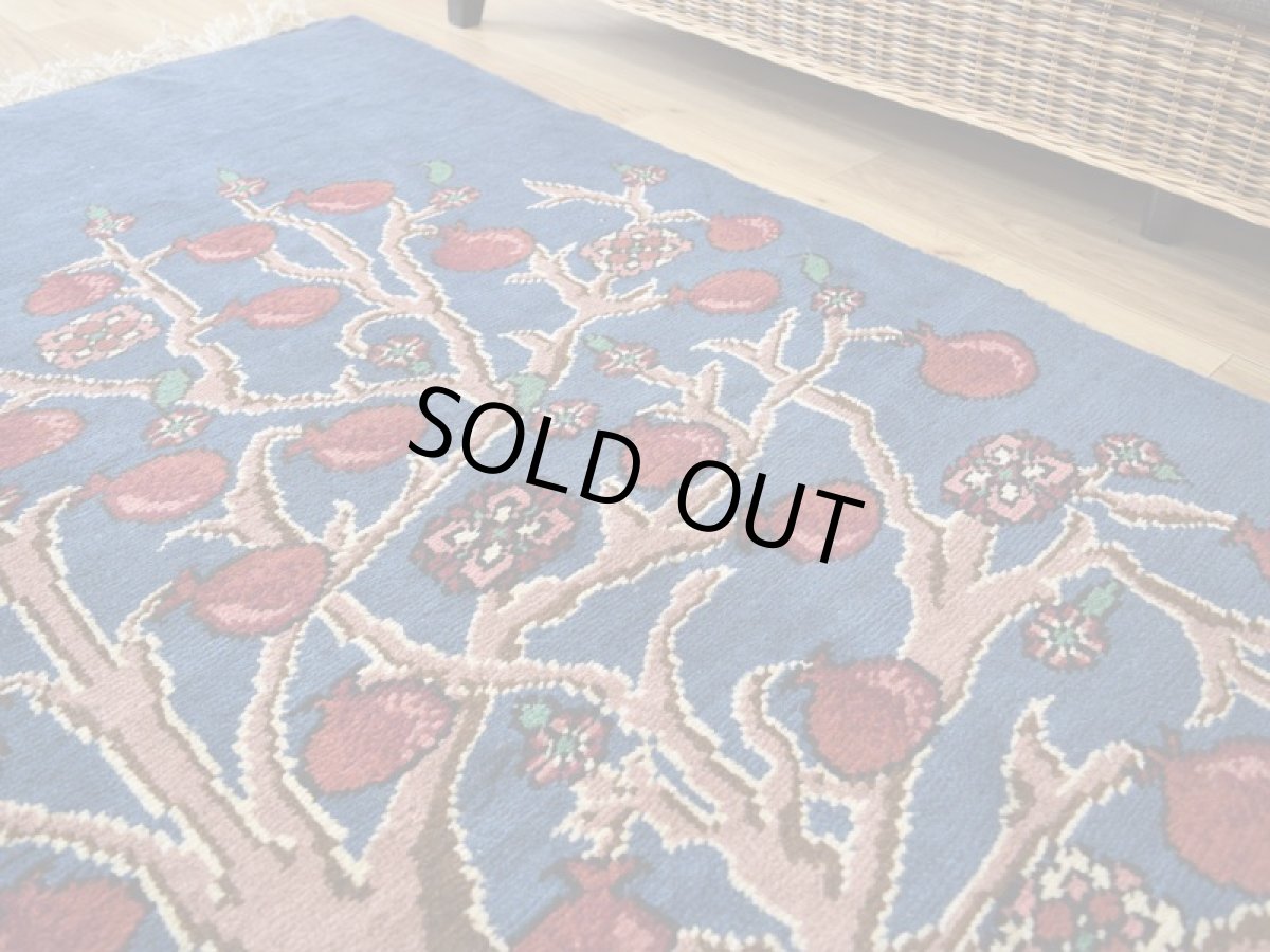 画像10: 新品 ペルシャ ギャッベ 縦2m 横1.4m 2.7㎡ リビング ダイニング 2-3人掛けソファ サイズ 190 × 140 cm No.RH12 肉厚 天然 ウール ギャベ 手織り ハンドメイド ラグ 絨毯 カーペット リビングダイニングルームやベッドサイドに ネイビー ブルー 生命の樹 ザクロ 柄 n-rh12-190140h041-081 (10)