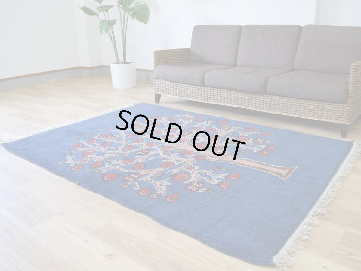 画像2: 新品 ペルシャ ギャッベ 縦2m 横1.4m 2.7㎡ リビング ダイニング 2-3人掛けソファ サイズ 190 × 140 cm No.RH12 肉厚 天然 ウール ギャベ 手織り ハンドメイド ラグ 絨毯 カーペット リビングダイニングルームやベッドサイドに ネイビー ブルー 生命の樹 ザクロ 柄 n-rh12-190140h041-081 (2)