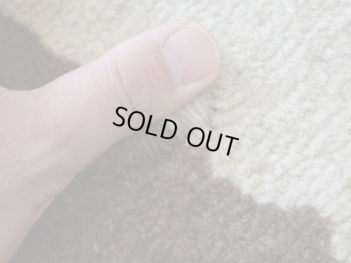 画像12: 新品 ペルシャ ギャッベ 縦2m 横1.6m 3㎡ 〜3帖 リビング ダイニング 2-3人掛けソファ サイズ 197 × 160 cm No.R432 肉厚 天然 ウール ギャベ 手織り ハンドメイド ラグ 絨毯 カーペット リビングダイニングルームやベッドサイドに チョコレートブラウン グリーン 緑 生成り クリーム n-r432-197160s051-002 (12)