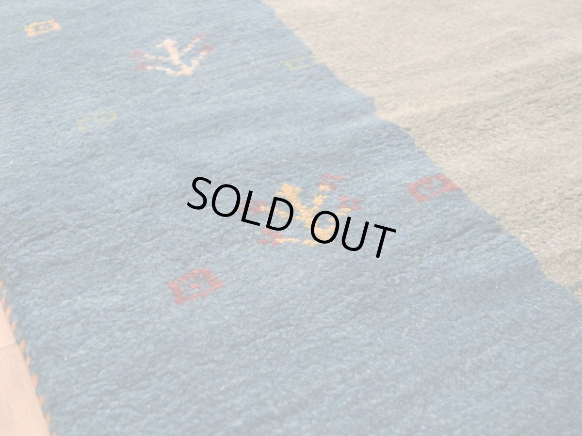 画像13: 新品 ペルシャ ギャッベ 縦2m 横2m 4㎡ 〜4.5帖 リビング ダイニング 2-3人掛けソファ 正方形 スクエア サイズ 205 × 204 cm No.1947 天然 草木染 肉厚 ウール ギャベ 手織り ハンドメイド ラグ 絨毯 カーペット リビングダイニングルームやベッドサイドに インディゴブルー 青 藍 n-1947-205205s033-034 (13)