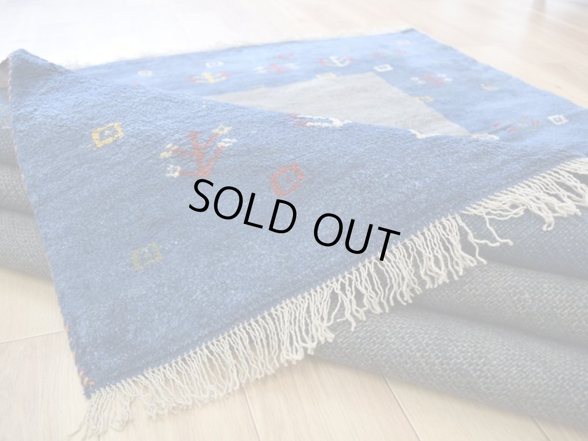 画像15: 新品 ペルシャ ギャッベ 縦2m 横2m 4㎡ 〜4.5帖 リビング ダイニング 2-3人掛けソファ 正方形 スクエア サイズ 205 × 204 cm No.1947 天然 草木染 肉厚 ウール ギャベ 手織り ハンドメイド ラグ 絨毯 カーペット リビングダイニングルームやベッドサイドに インディゴブルー 青 藍 n-1947-205205s033-034 (15)