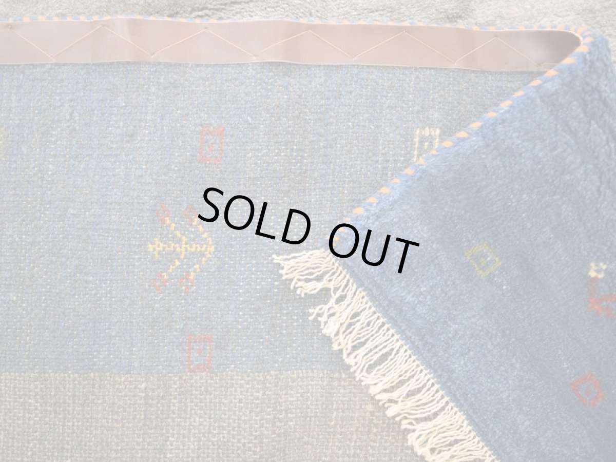 画像16: 新品 ペルシャ ギャッベ 縦2m 横2m 4㎡ 〜4.5帖 リビング ダイニング 2-3人掛けソファ 正方形 スクエア サイズ 205 × 204 cm No.1947 天然 草木染 肉厚 ウール ギャベ 手織り ハンドメイド ラグ 絨毯 カーペット リビングダイニングルームやベッドサイドに インディゴブルー 青 藍 n-1947-205205s033-034 (16)