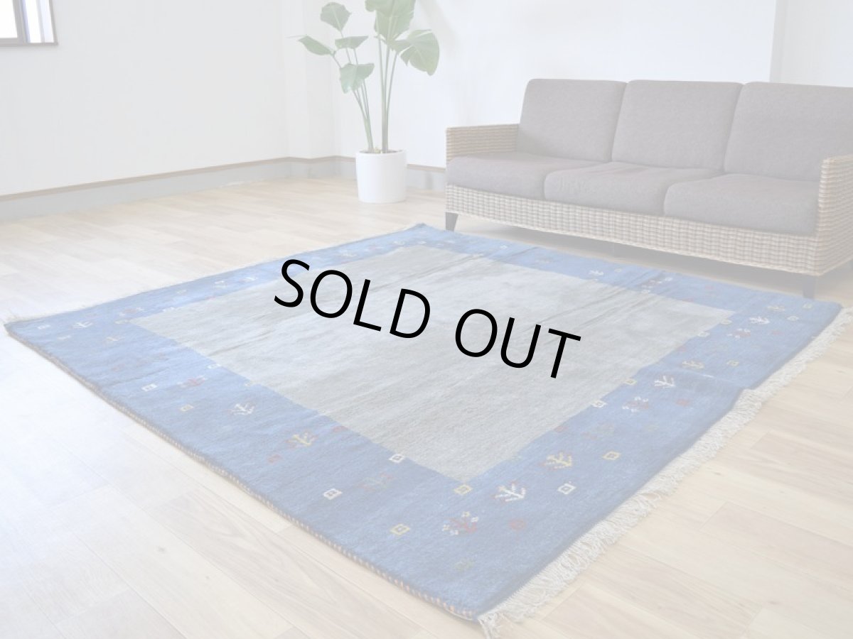 画像2: 新品 ペルシャ ギャッベ 縦2m 横2m 4㎡ 〜4.5帖 リビング ダイニング 2-3人掛けソファ 正方形 スクエア サイズ 205 × 204 cm No.1947 天然 草木染 肉厚 ウール ギャベ 手織り ハンドメイド ラグ 絨毯 カーペット リビングダイニングルームやベッドサイドに インディゴブルー 青 藍 n-1947-205205s033-034 (2)