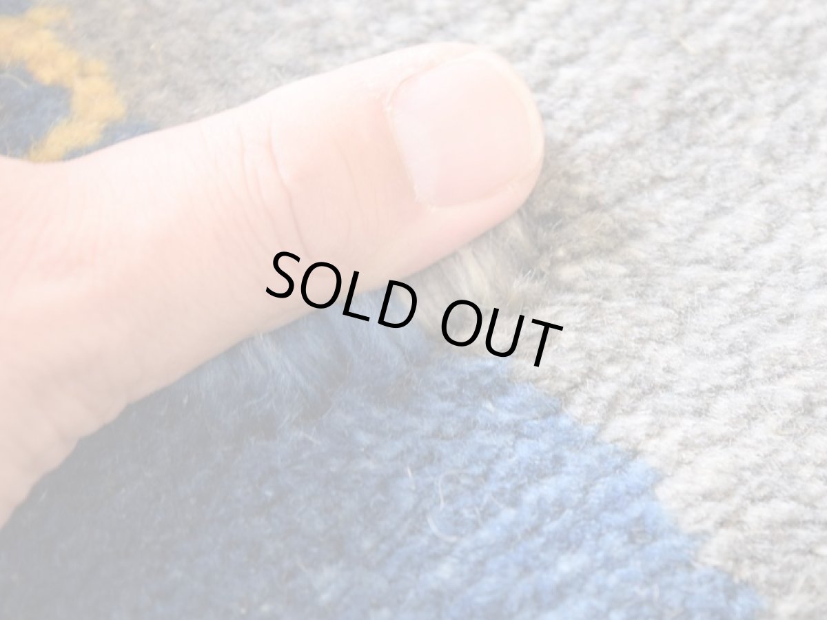 画像12: 新品 ペルシャ ギャッベ 縦2m 横2m 4㎡ 〜4.5帖 リビング ダイニング 2-3人掛けソファ 正方形 スクエア サイズ 205 × 204 cm No.1947 天然 草木染 肉厚 ウール ギャベ 手織り ハンドメイド ラグ 絨毯 カーペット リビングダイニングルームやベッドサイドに インディゴブルー 青 藍 n-1947-205205s033-034 (12)