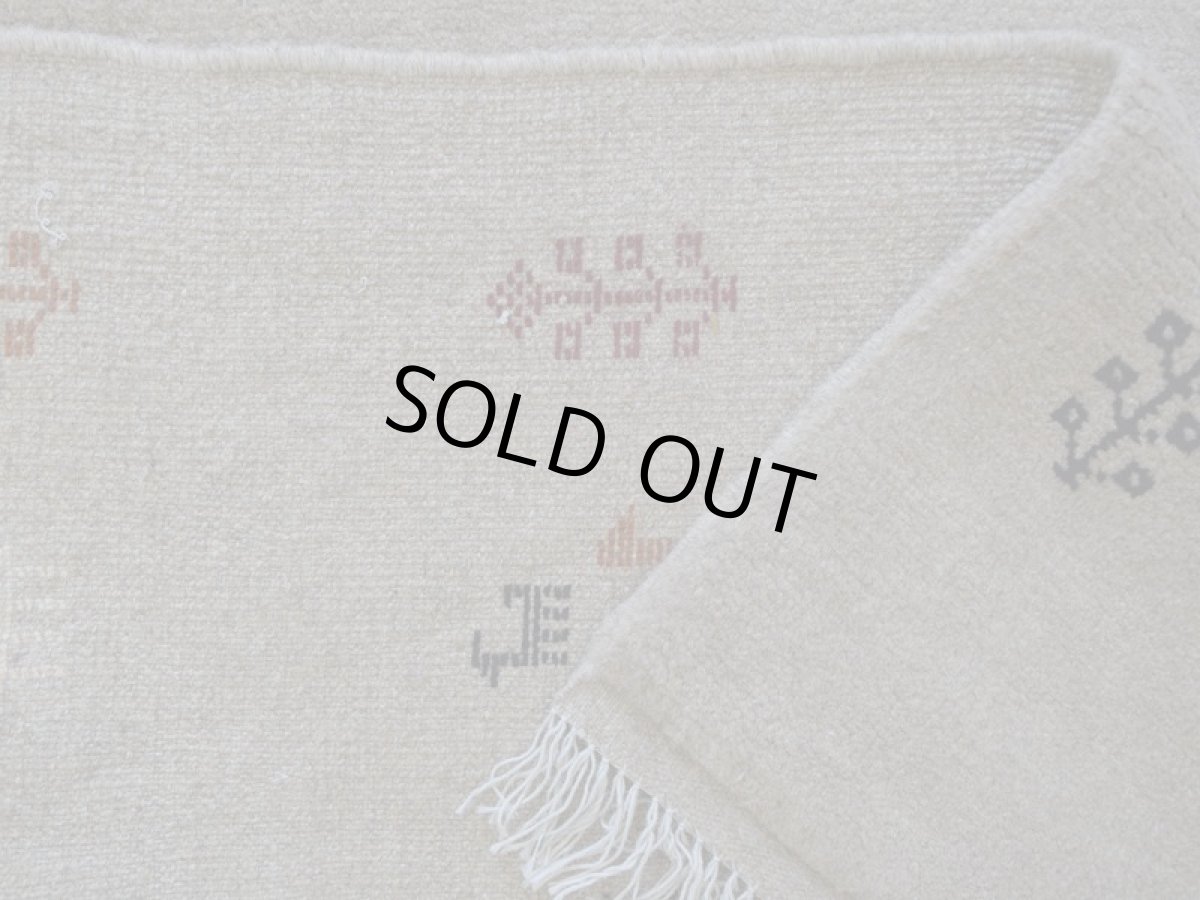 画像16: 新品 ペルシャ ギャッベ 縦2m 横1.5m 3㎡ 〜3帖 リビング ダイニング 2-3人掛けソファ サイズ 202 × 150 cm No.R418 肉厚 天然 ウール ギャベ 手織り ハンドメイド ラグ 絨毯 カーペット リビングダイニングルームやベッドサイドに ライトベージュ ライトグレー n-r418-202150h051-002 (16)