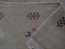 画像16: 新品 ペルシャ ギャッベ 縦2m 横1.5m 3㎡ 〜3帖 リビング ダイニング 2-3人掛けソファ サイズ 202 × 150 cm No.R418 肉厚 天然 ウール ギャベ 手織り ハンドメイド ラグ 絨毯 カーペット リビングダイニングルームやベッドサイドに ライトベージュ ライトグレー n-r418-202150h051-002 (16)