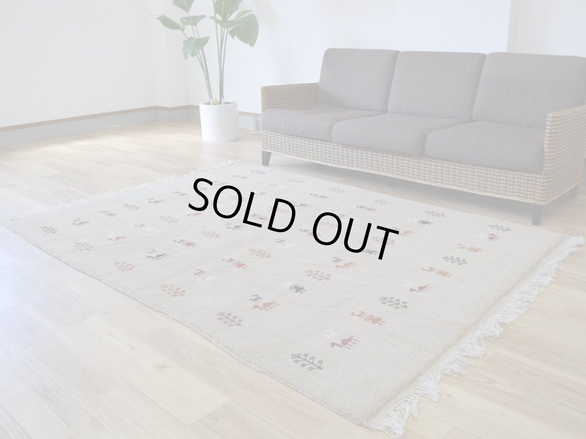 画像2: 新品 ペルシャ ギャッベ 縦2m 横1.5m 3㎡ 〜3帖 リビング ダイニング 2-3人掛けソファ サイズ 202 × 150 cm No.R418 肉厚 天然 ウール ギャベ 手織り ハンドメイド ラグ 絨毯 カーペット リビングダイニングルームやベッドサイドに ライトベージュ ライトグレー n-r418-202150h051-002 (2)