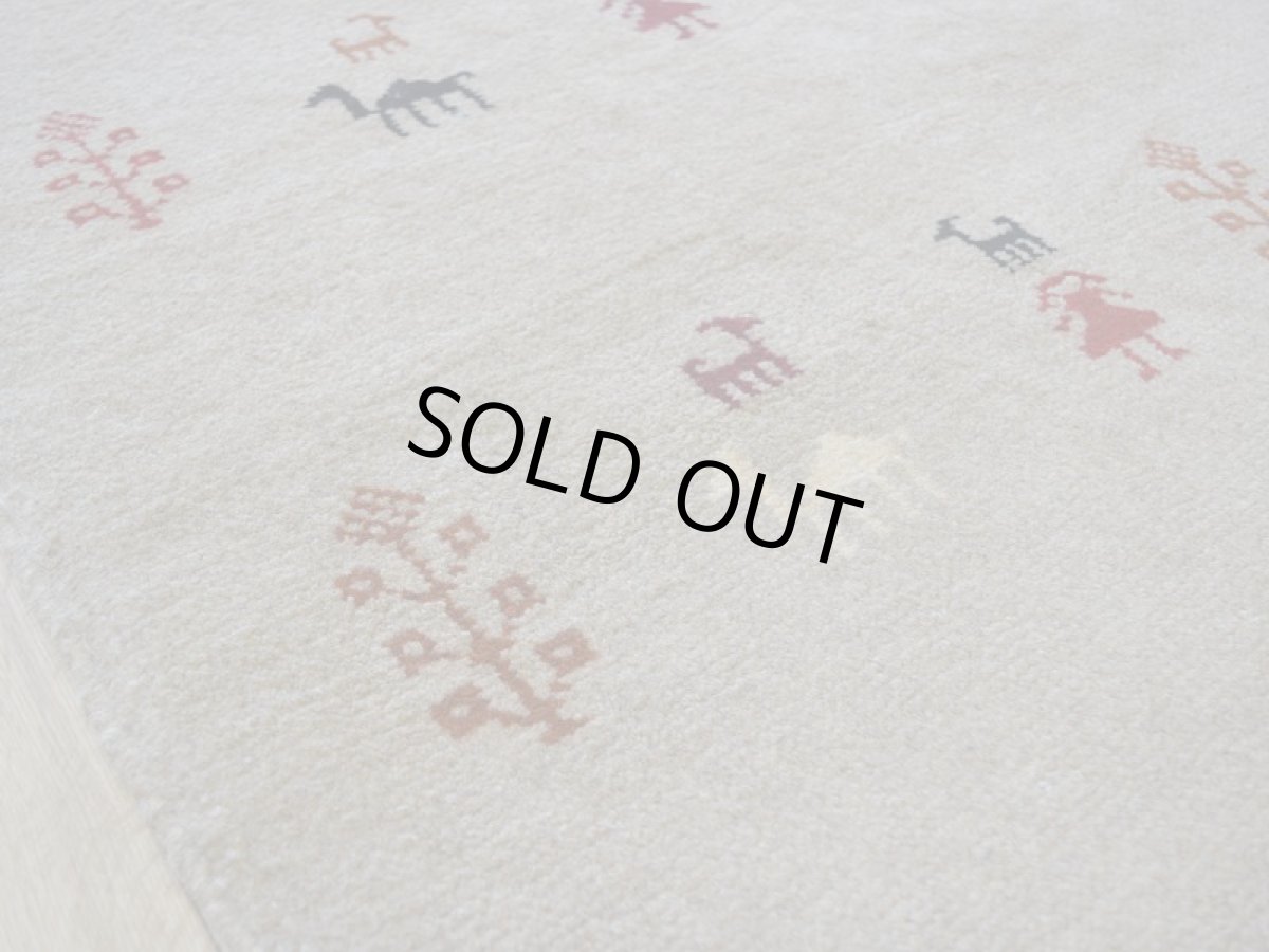 画像13: 新品 ペルシャ ギャッベ 縦2m 横1.5m 3㎡ 〜3帖 リビング ダイニング 2-3人掛けソファ サイズ 202 × 150 cm No.R418 肉厚 天然 ウール ギャベ 手織り ハンドメイド ラグ 絨毯 カーペット リビングダイニングルームやベッドサイドに ライトベージュ ライトグレー n-r418-202150h051-002 (13)