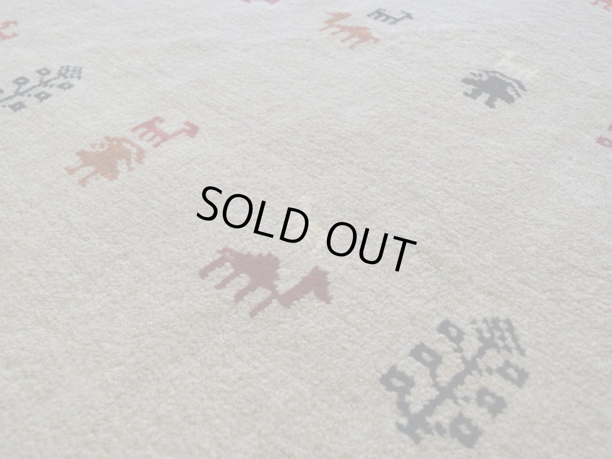画像10: 新品 ペルシャ ギャッベ 縦2m 横1.5m 3㎡ 〜3帖 リビング ダイニング 2-3人掛けソファ サイズ 202 × 150 cm No.R418 肉厚 天然 ウール ギャベ 手織り ハンドメイド ラグ 絨毯 カーペット リビングダイニングルームやベッドサイドに ライトベージュ ライトグレー n-r418-202150h051-002 (10)