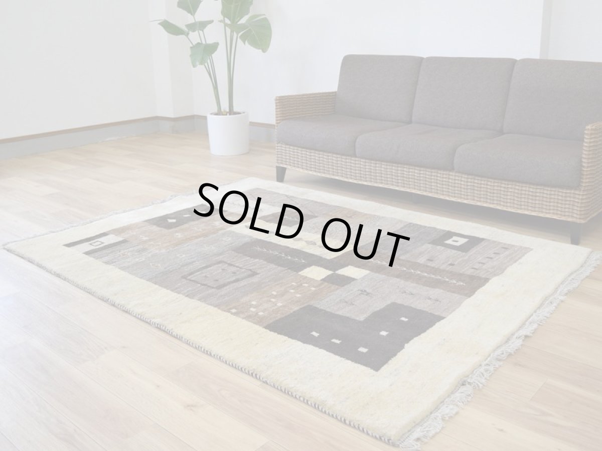 画像2: 新品 ペルシャ ギャッベ 縦2m 横1.5m 3㎡ 〜3帖 リビング ダイニング 2-3人掛けソファ サイズ 200 × 150 cm No.1931 肉厚 天然 草木染 ウール ギャベ 手織り ハンドメイド ラグ 絨毯 カーペット リビングダイニングルームやベッドサイドに 生成り クリーム ベージュ ブラウン 原毛系 n-1931-200150s042-013 (2)