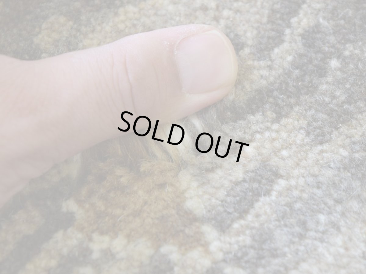 画像10: 新品 ペルシャ ギャッベ 縦2m 横1.5m 3㎡ 〜3帖 リビング ダイニング 2-3人掛けソファ サイズ 200 × 150 cm No.1931 肉厚 天然 草木染 ウール ギャベ 手織り ハンドメイド ラグ 絨毯 カーペット リビングダイニングルームやベッドサイドに 生成り クリーム ベージュ ブラウン 原毛系 n-1931-200150s042-013 (10)