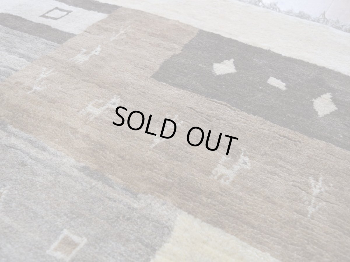 画像9: 新品 ペルシャ ギャッベ 縦2m 横1.5m 3㎡ 〜3帖 リビング ダイニング 2-3人掛けソファ サイズ 200 × 150 cm No.1931 肉厚 天然 草木染 ウール ギャベ 手織り ハンドメイド ラグ 絨毯 カーペット リビングダイニングルームやベッドサイドに 生成り クリーム ベージュ ブラウン 原毛系 n-1931-200150s042-013 (9)