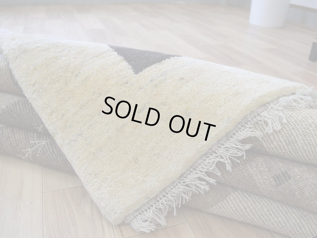 画像12: 新品 ペルシャ ギャッベ 縦2m 横1.5m 3㎡ 〜3帖 リビング ダイニング 2-3人掛けソファ サイズ 200 × 150 cm No.1931 肉厚 天然 草木染 ウール ギャベ 手織り ハンドメイド ラグ 絨毯 カーペット リビングダイニングルームやベッドサイドに 生成り クリーム ベージュ ブラウン 原毛系 n-1931-200150s042-013 (12)