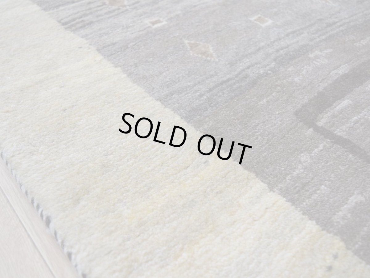 画像11: 新品 ペルシャ ギャッベ 縦2m 横1.5m 3㎡ 〜3帖 リビング ダイニング 2-3人掛けソファ サイズ 200 × 150 cm No.1931 肉厚 天然 草木染 ウール ギャベ 手織り ハンドメイド ラグ 絨毯 カーペット リビングダイニングルームやベッドサイドに 生成り クリーム ベージュ ブラウン 原毛系 n-1931-200150s042-013 (11)