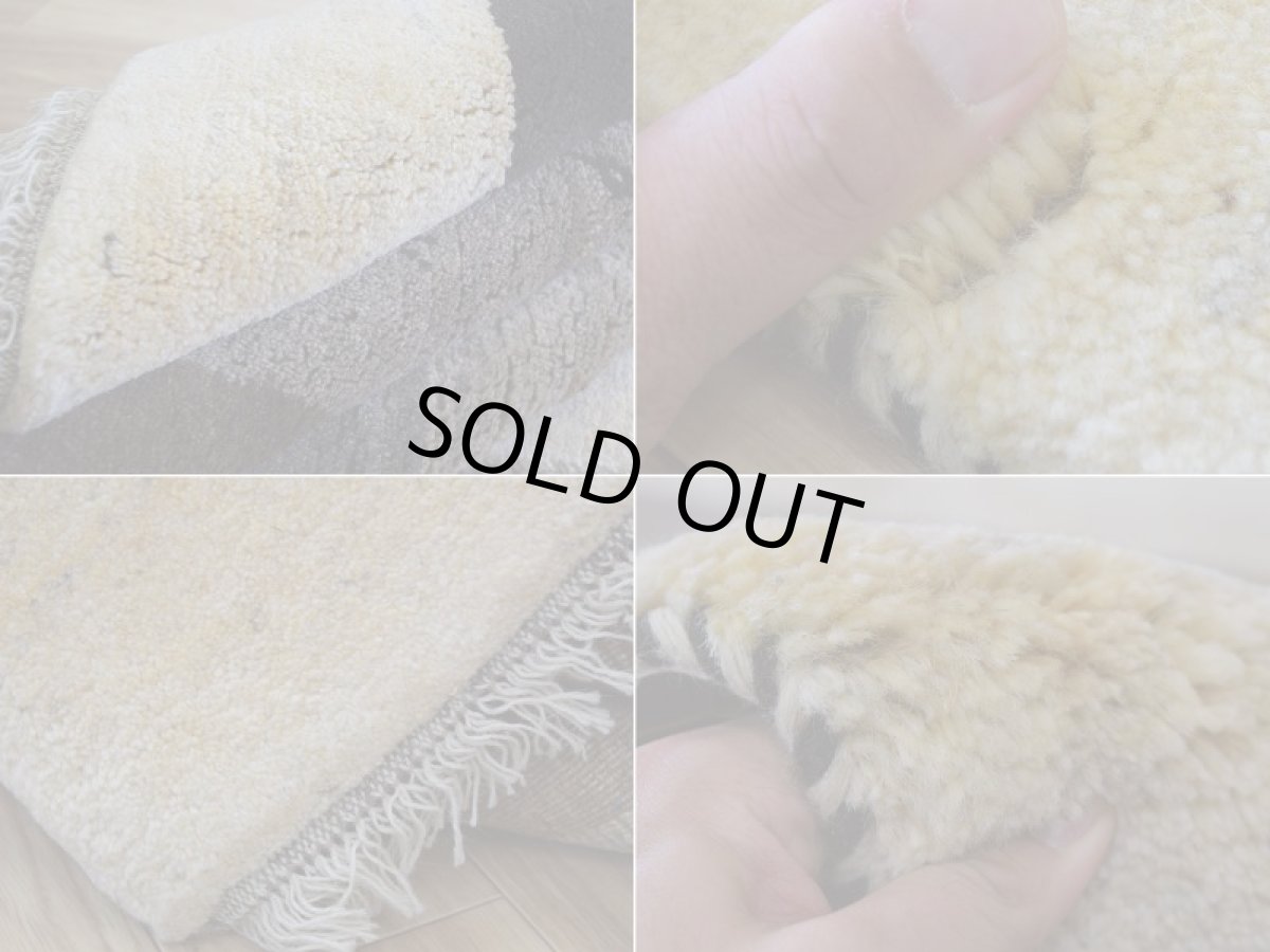 画像18: 新品 ペルシャ ギャッベ 縦2m 横1.5m 3㎡ 〜3帖 リビング ダイニング 2-3人掛けソファ サイズ 200 × 150 cm No.1931 肉厚 天然 草木染 ウール ギャベ 手織り ハンドメイド ラグ 絨毯 カーペット リビングダイニングルームやベッドサイドに 生成り クリーム ベージュ ブラウン 原毛系 n-1931-200150s042-013 (18)