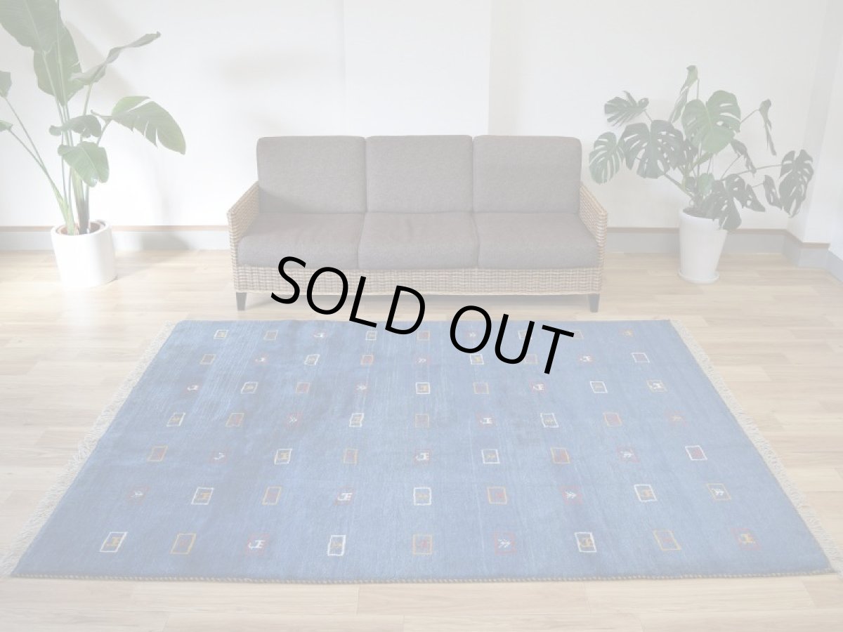 画像1: 新品 ペルシャ ギャッベ 縦2.4m 横1.8m 4㎡ 〜3帖 リビング ダイニング 2-3人掛けソファ サイズ 235 × 173 cm No.1946 天然 草木染 ウール ギャベ 手織り ハンドメイド ラグ 絨毯 カーペット リビングダイニングルームやベッドサイドに インディゴブルー 青 藍色 n-1946-235173s032-042 (1)