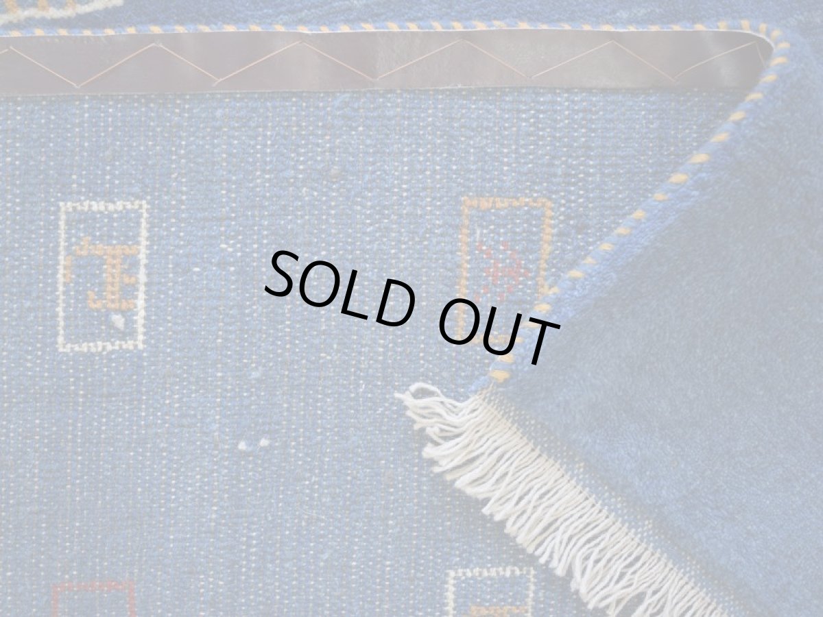 画像15: 新品 ペルシャ ギャッベ 縦2.4m 横1.8m 4㎡ 〜3帖 リビング ダイニング 2-3人掛けソファ サイズ 235 × 173 cm No.1946 天然 草木染 ウール ギャベ 手織り ハンドメイド ラグ 絨毯 カーペット リビングダイニングルームやベッドサイドに インディゴブルー 青 藍色 n-1946-235173s032-042 (15)