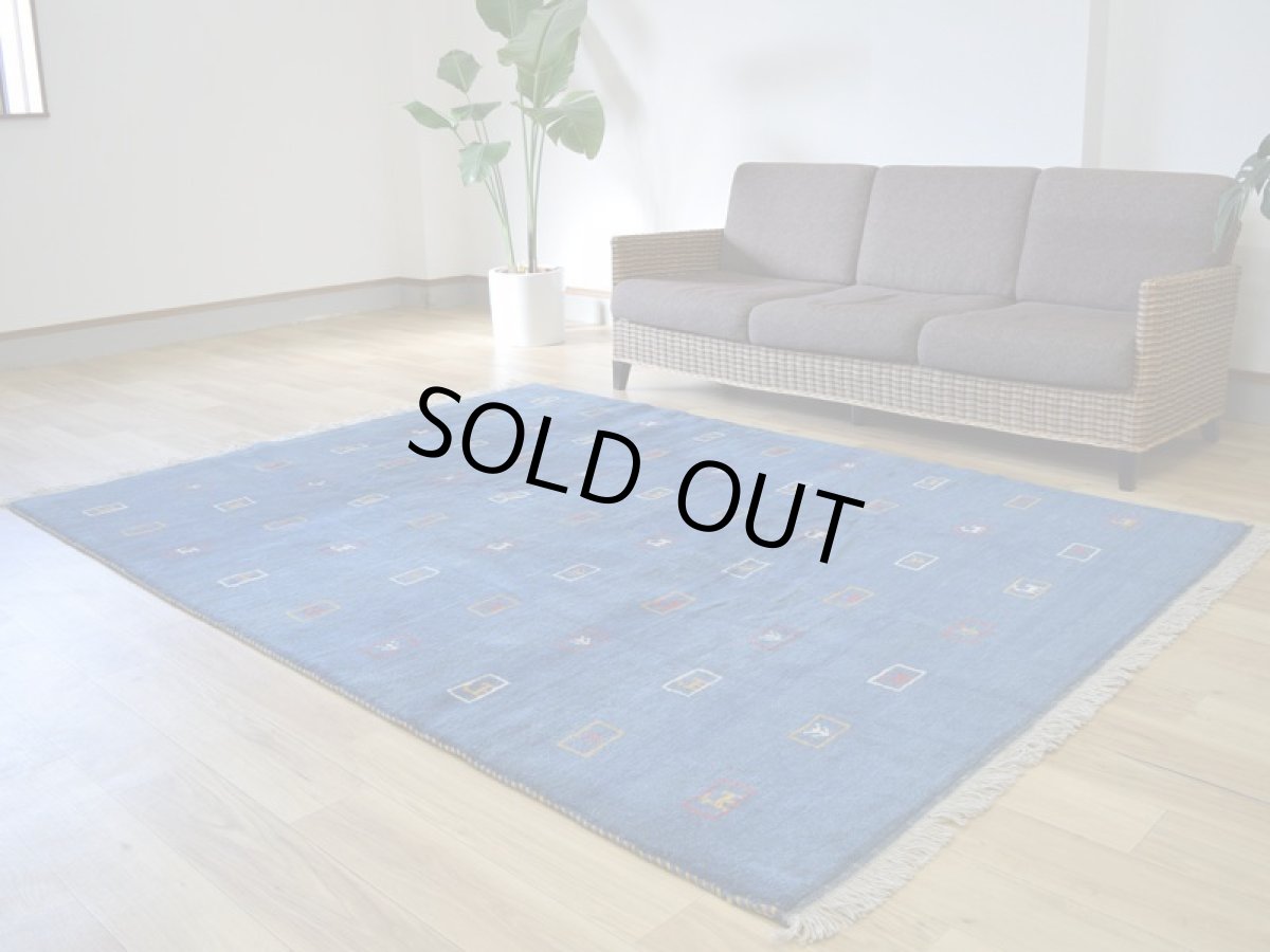 画像2: 新品 ペルシャ ギャッベ 縦2.4m 横1.8m 4㎡ 〜3帖 リビング ダイニング 2-3人掛けソファ サイズ 235 × 173 cm No.1946 天然 草木染 ウール ギャベ 手織り ハンドメイド ラグ 絨毯 カーペット リビングダイニングルームやベッドサイドに インディゴブルー 青 藍色 n-1946-235173s032-042 (2)