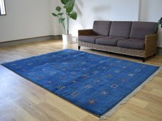 画像2: 新品 ペルシャ ギャッベ 縦2.4m 横1.8m 4㎡ 〜3帖 リビング ダイニング 2-3人掛けソファ サイズ 235 × 173 cm No.1946 天然 草木染 ウール ギャベ 手織り ハンドメイド ラグ 絨毯 カーペット リビングダイニングルームやベッドサイドに インディゴブルー 青 藍色 n-1946-235173s032-042 (2)
