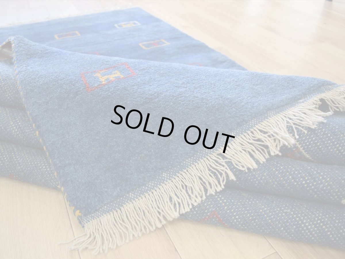 画像14: 新品 ペルシャ ギャッベ 縦2.4m 横1.8m 4㎡ 〜3帖 リビング ダイニング 2-3人掛けソファ サイズ 235 × 173 cm No.1946 天然 草木染 ウール ギャベ 手織り ハンドメイド ラグ 絨毯 カーペット リビングダイニングルームやベッドサイドに インディゴブルー 青 藍色 n-1946-235173s032-042 (14)