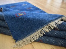 画像14: 新品 ペルシャ ギャッベ 縦2.4m 横1.8m 4㎡ 〜3帖 リビング ダイニング 2-3人掛けソファ サイズ 235 × 173 cm No.1946 天然 草木染 ウール ギャベ 手織り ハンドメイド ラグ 絨毯 カーペット リビングダイニングルームやベッドサイドに インディゴブルー 青 藍色 n-1946-235173s032-042 (14)