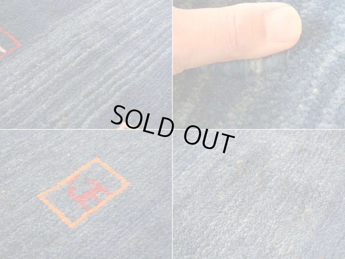 画像17: 新品 ペルシャ ギャッベ 縦2.4m 横1.8m 4㎡ 〜3帖 リビング ダイニング 2-3人掛けソファ サイズ 235 × 173 cm No.1946 天然 草木染 ウール ギャベ 手織り ハンドメイド ラグ 絨毯 カーペット リビングダイニングルームやベッドサイドに インディゴブルー 青 藍色 n-1946-235173s032-042 (17)