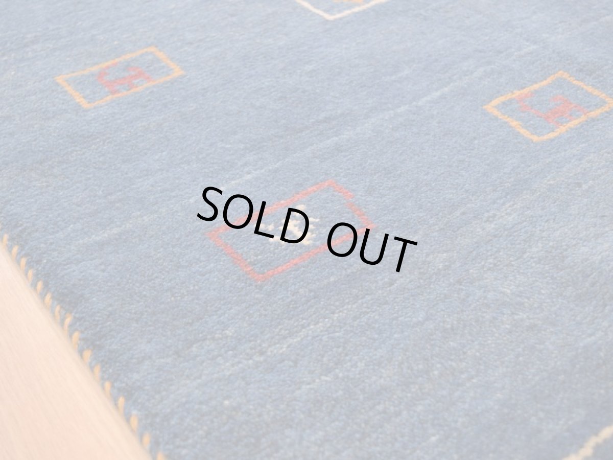 画像12: 新品 ペルシャ ギャッベ 縦2.4m 横1.8m 4㎡ 〜3帖 リビング ダイニング 2-3人掛けソファ サイズ 235 × 173 cm No.1946 天然 草木染 ウール ギャベ 手織り ハンドメイド ラグ 絨毯 カーペット リビングダイニングルームやベッドサイドに インディゴブルー 青 藍色 n-1946-235173s032-042 (12)