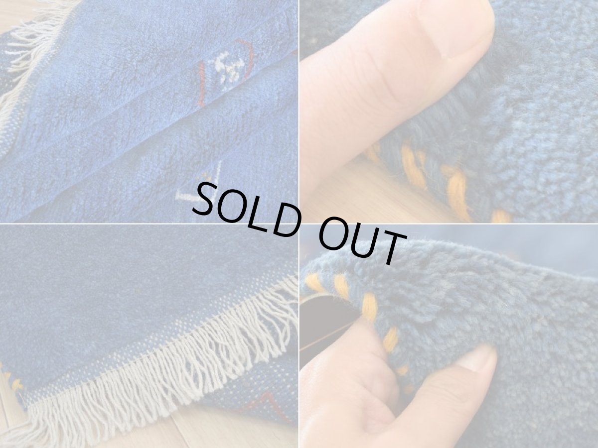 画像18: 新品 ペルシャ ギャッベ 縦2.4m 横1.8m 4㎡ 〜3帖 リビング ダイニング 2-3人掛けソファ サイズ 235 × 173 cm No.1946 天然 草木染 ウール ギャベ 手織り ハンドメイド ラグ 絨毯 カーペット リビングダイニングルームやベッドサイドに インディゴブルー 青 藍色 n-1946-235173s032-042 (18)