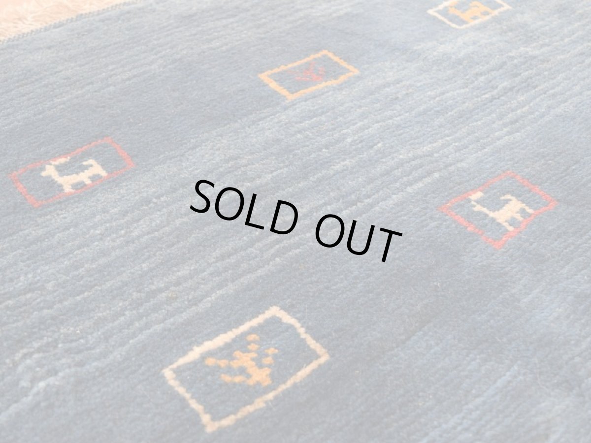 画像10: 新品 ペルシャ ギャッベ 縦2.4m 横1.8m 4㎡ 〜3帖 リビング ダイニング 2-3人掛けソファ サイズ 235 × 173 cm No.1946 天然 草木染 ウール ギャベ 手織り ハンドメイド ラグ 絨毯 カーペット リビングダイニングルームやベッドサイドに インディゴブルー 青 藍色 n-1946-235173s032-042 (10)