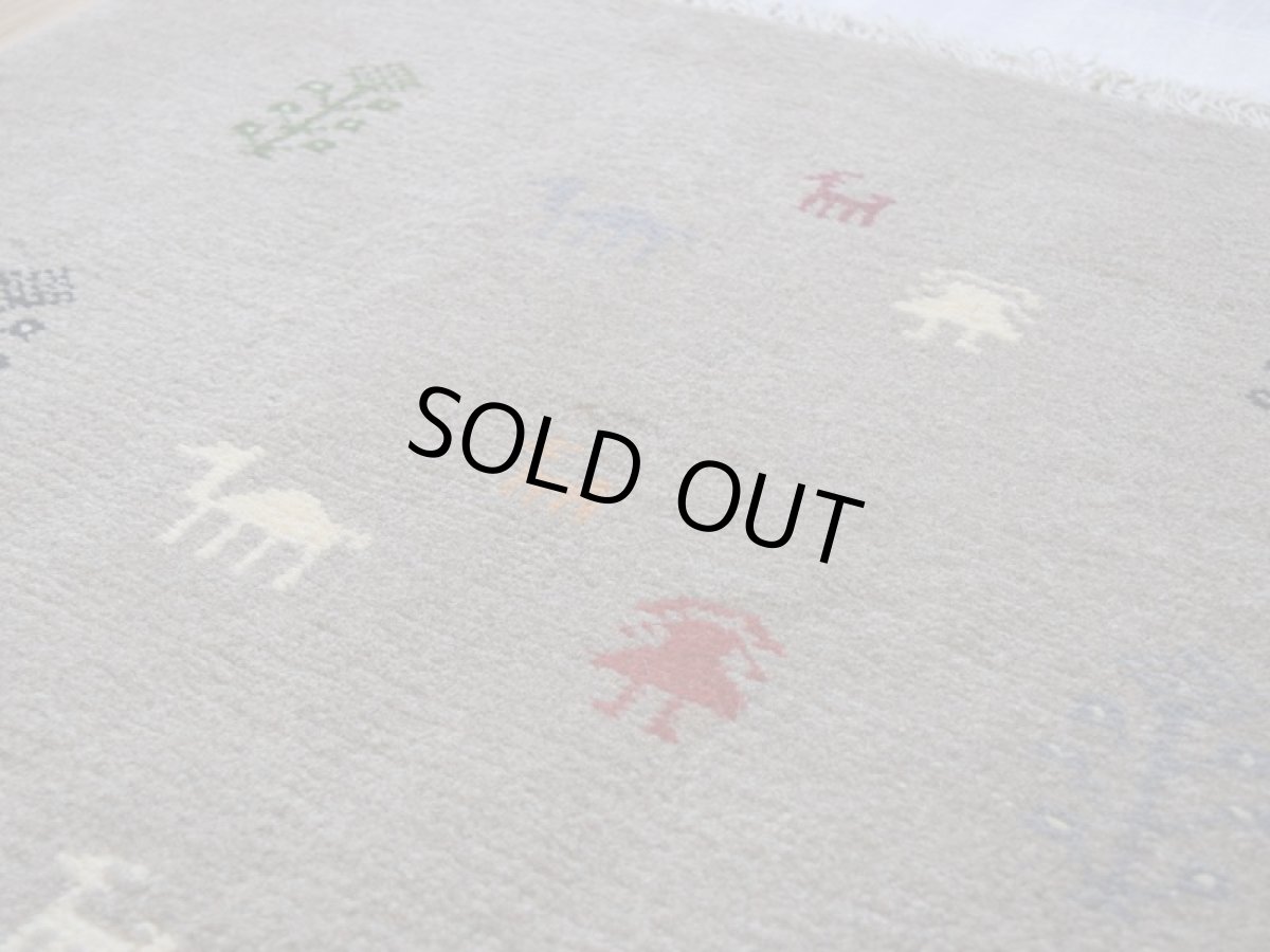 画像9: 新品 ペルシャ ギャッベ 縦2m 横1.5m 3㎡ 〜3帖 リビング ダイニング 2-3人掛けソファ サイズ 193 × 152 cm No.R423 肉厚 天然 ウール ギャベ 手織り ハンドメイド ラグ 絨毯 カーペット リビングダイニングルームやベッドサイドに ライトグレー ベージュ n-r423-193152h051-002 (9)