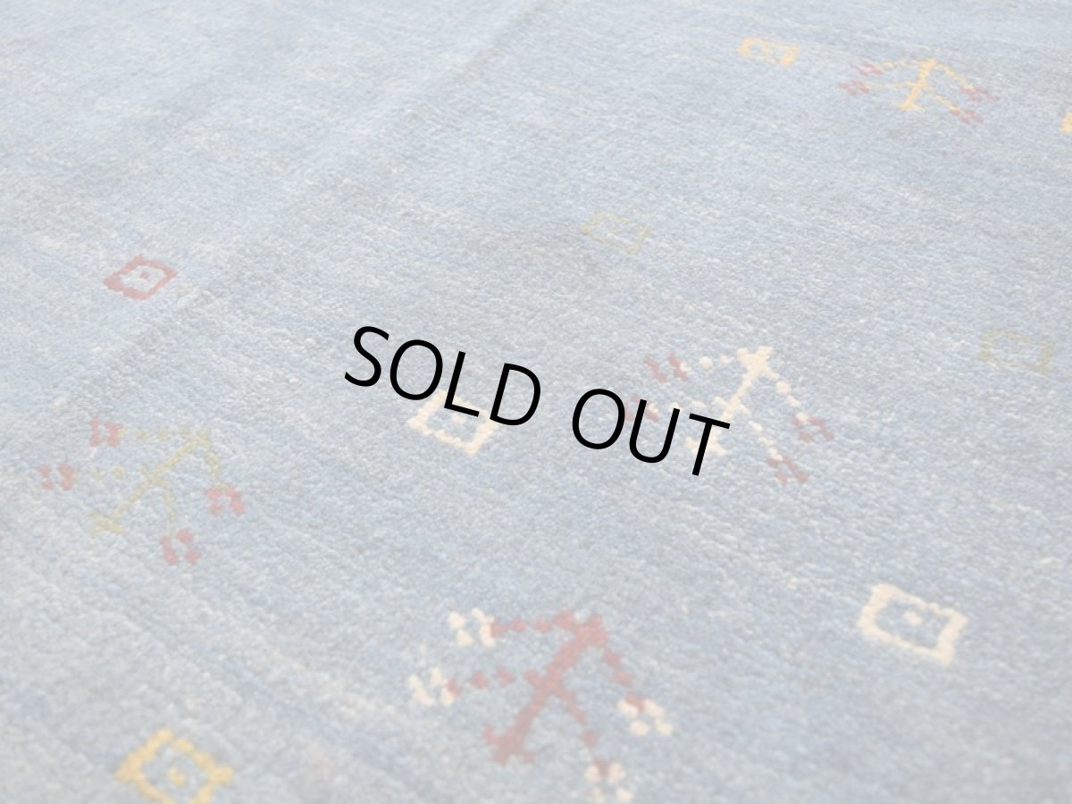 画像10: 新品 ペルシャ ギャッベ 縦2m 横2m 4㎡ 〜4.5帖 リビング ダイニング 2-3人掛けソファ 正方形 スクエア サイズ 205 × 205 cm No.1951 天然 草木染 肉厚 ウール ギャベ 手織り ハンドメイド ラグ 絨毯 カーペット リビングダイニングルームやベッドサイドに インディゴブルー 青 藍 n-1951-205205s033-034 (10)