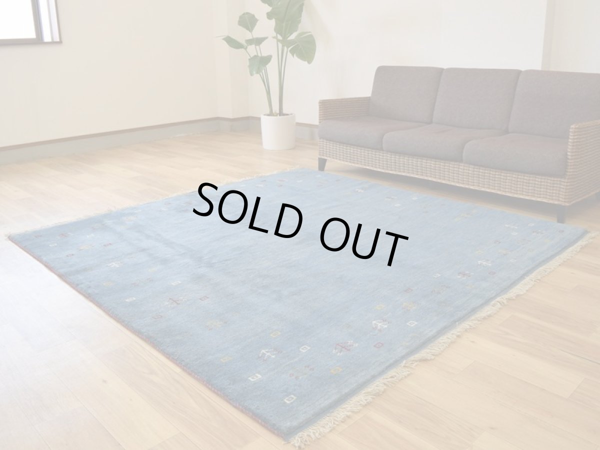 画像2: 新品 ペルシャ ギャッベ 縦2m 横2m 4㎡ 〜4.5帖 リビング ダイニング 2-3人掛けソファ 正方形 スクエア サイズ 205 × 205 cm No.1951 天然 草木染 肉厚 ウール ギャベ 手織り ハンドメイド ラグ 絨毯 カーペット リビングダイニングルームやベッドサイドに インディゴブルー 青 藍 n-1951-205205s033-034 (2)