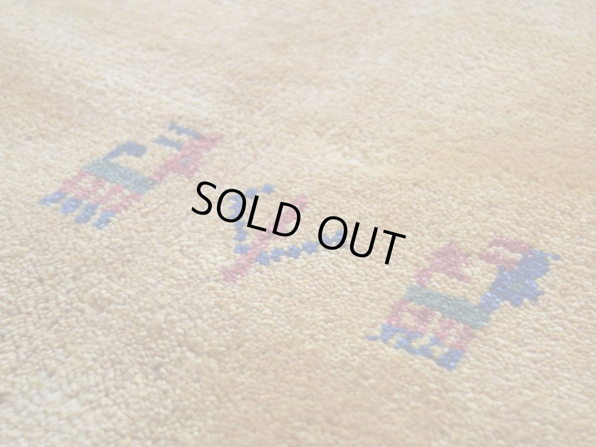 画像10: 新品 ペルシャ ギャッベ 縦2.5m 横1.7m 4.3㎡ 〜3帖 リビング ダイニング 2-3人掛けソファ サイズ 242 × 165 cm No.1479 天然 草木染 ウール ギャベ 手織り ハンドメイド ラグ 絨毯 カーペット リビングダイニングルームやベッドサイドに 赤 レッド 黄色 イエロー 動物 生命の樹柄 n-1479-242165s513-004 (10)