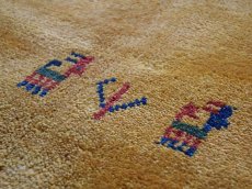 画像10: 新品 ペルシャ ギャッベ 縦2.5m 横1.7m 4.3㎡ 〜3帖 リビング ダイニング 2-3人掛けソファ サイズ 242 × 165 cm No.1479 天然 草木染 ウール ギャベ 手織り ハンドメイド ラグ 絨毯 カーペット リビングダイニングルームやベッドサイドに 赤 レッド 黄色 イエロー 動物 生命の樹柄 n-1479-242165s513-004 (10)