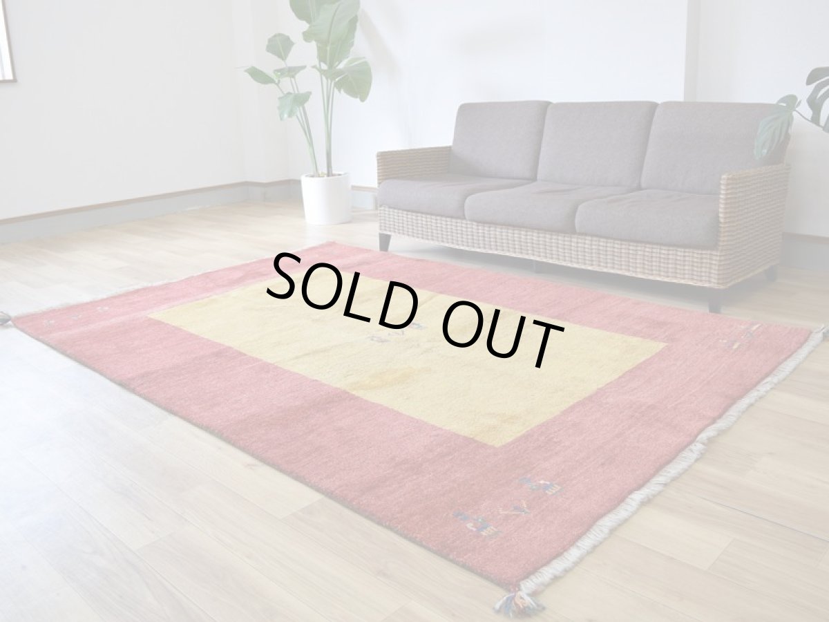 画像2: 新品 ペルシャ ギャッベ 縦2.5m 横1.7m 4.3㎡ 〜3帖 リビング ダイニング 2-3人掛けソファ サイズ 242 × 165 cm No.1479 天然 草木染 ウール ギャベ 手織り ハンドメイド ラグ 絨毯 カーペット リビングダイニングルームやベッドサイドに 赤 レッド 黄色 イエロー 動物 生命の樹柄 n-1479-242165s513-004 (2)