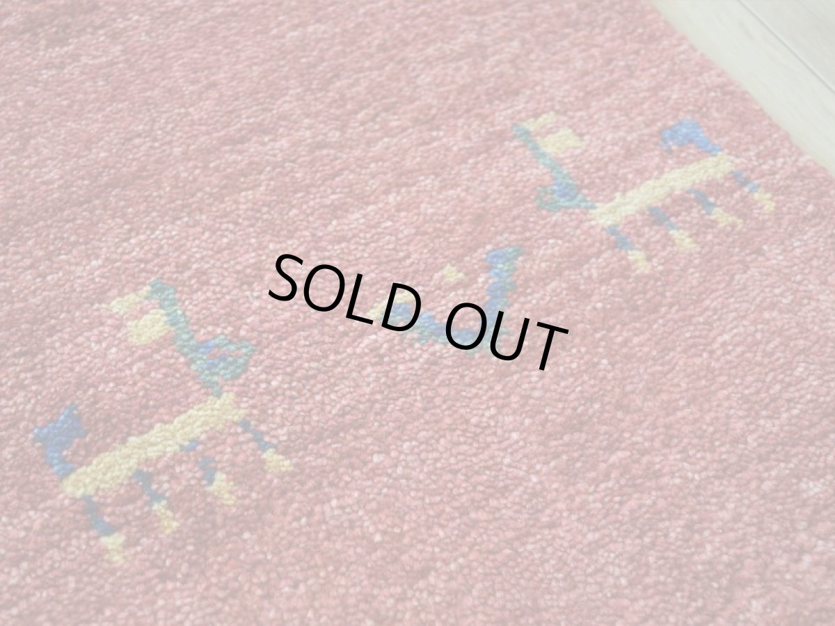 画像11: 新品 ペルシャ ギャッベ 縦2.5m 横1.7m 4.3㎡ 〜3帖 リビング ダイニング 2-3人掛けソファ サイズ 242 × 165 cm No.1479 天然 草木染 ウール ギャベ 手織り ハンドメイド ラグ 絨毯 カーペット リビングダイニングルームやベッドサイドに 赤 レッド 黄色 イエロー 動物 生命の樹柄 n-1479-242165s513-004 (11)