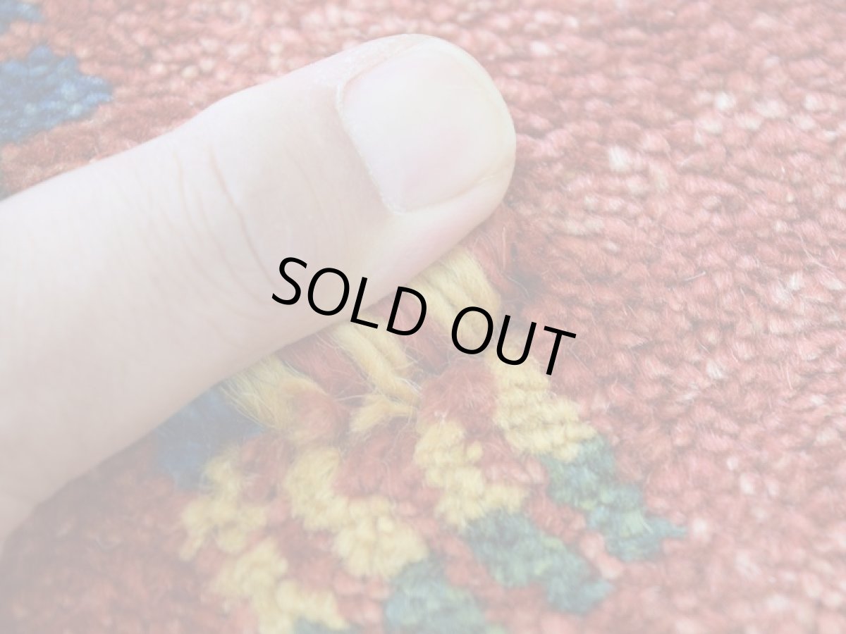 画像12: 新品 ペルシャ ギャッベ 縦2.5m 横1.7m 4.3㎡ 〜3帖 リビング ダイニング 2-3人掛けソファ サイズ 242 × 165 cm No.1479 天然 草木染 ウール ギャベ 手織り ハンドメイド ラグ 絨毯 カーペット リビングダイニングルームやベッドサイドに 赤 レッド 黄色 イエロー 動物 生命の樹柄 n-1479-242165s513-004 (12)